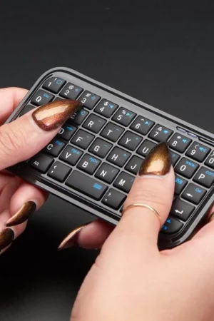 Adafruit Mini tastiera Bluetooth® – Nera Professionale