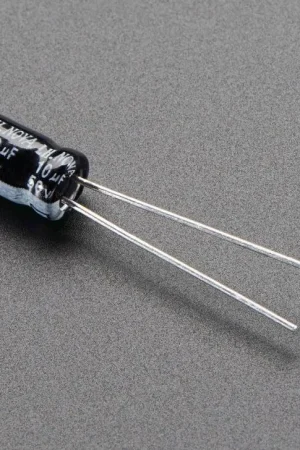 Adafruit Condensatori elettrolitici 10uF 50V - Confezione da 10 Ordina Subito